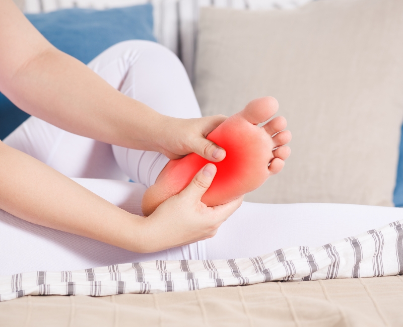 Bàn chân bẹt làm lệch cấu trúc xương chân, chúng có thể dẫn đến nhiều bệnh lý nguy hiểm
