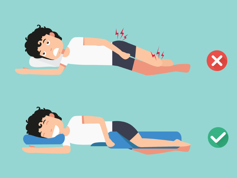 Kẹp gối giữa 2 chân giúp người bị đau thần kinh tọa ngủ ngon hơn