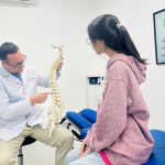Bác sĩ Eric phân tích mô hình cột sống lưng cho bệnh nhân (Ảnh: ACC).