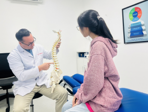 Bác sĩ Eric phân tích mô hình cột sống lưng cho bệnh nhân (Ảnh: ACC).