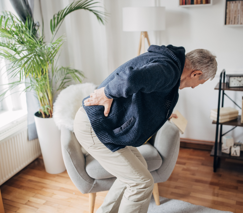 Người cao tuổi là nhóm đối tượng thường xuyên gặp tình trạng đau vùng thắt lưng