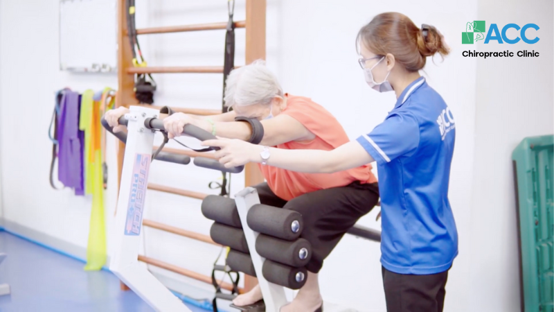 Cô Thanh Mai tập chương trình Phục hồi chức năng bên cạnh nắn chỉnh cột sống để cải thiện tầm vận động