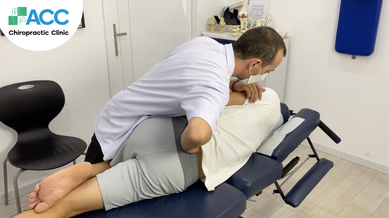 Bác sĩ Edouard thực hiện Nắn chỉnh cột sống Chiropractic cho cầu thủ Trương Trọng Sáng