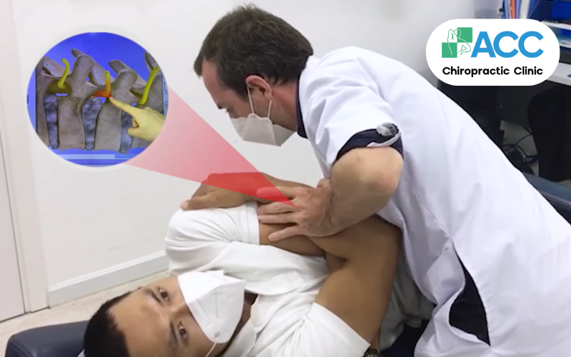 Bác sĩ Edouard sử dụng Chiropractic giúp các đốt sống sai lệch được đưa về vị trí đúng, giải phóng chèn ép dây thần kinh