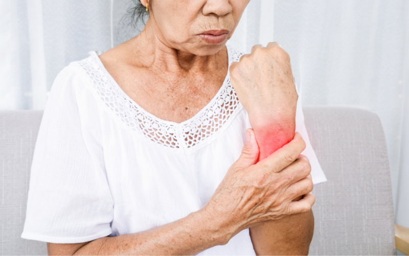Phòng ngừa đau nhức xương khớp mùa lạnh cho phụ nữ trung niên