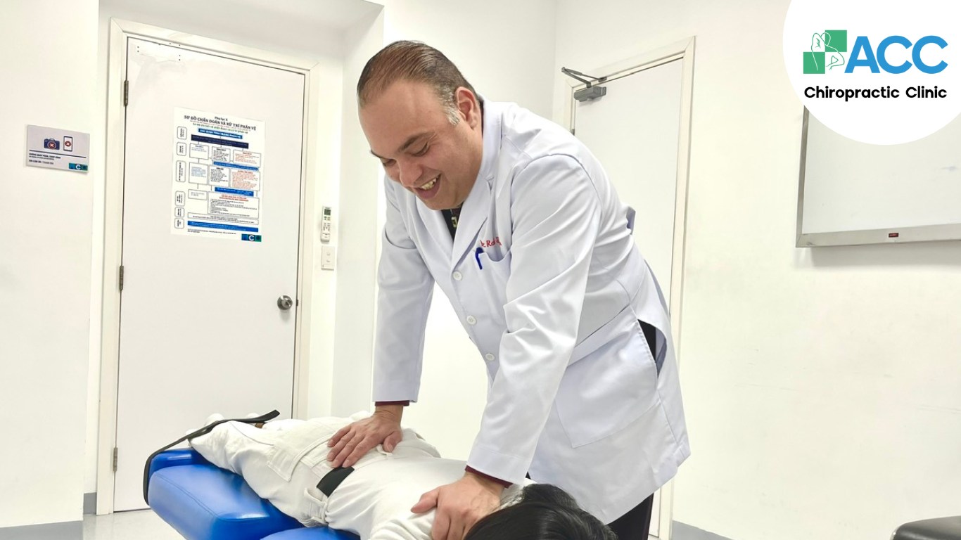 Bác sĩ Rob Sleiman thực hiện phương pháp nắn chỉnh cột sống Chiropractic cho bệnh nhân