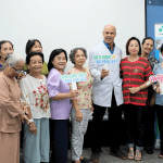 bác sĩ chụp hình cùng khách mời tại ngày hội sức khỏe acc