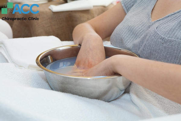 tê đầu ngón tay khi ngủ dậy