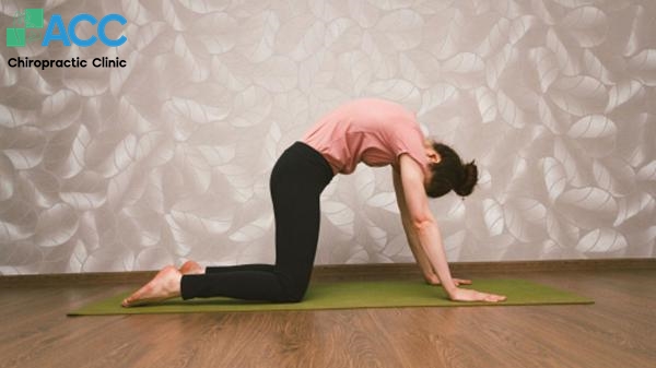 bẻ khớp lưng là gì