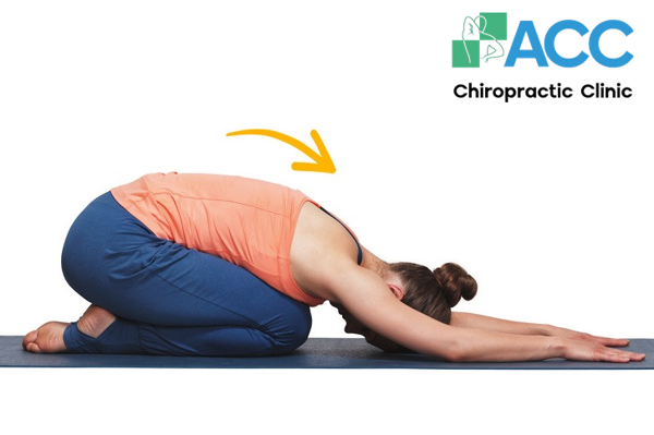 tự bẻ khớp lưng tại nhà