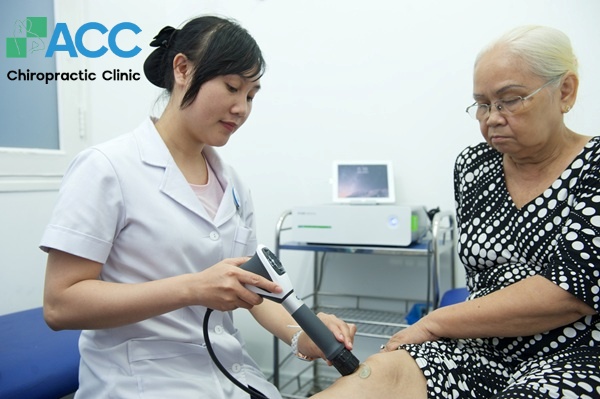 trị lỏng khớp gối bằng xung kích