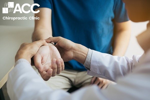 cách chữa đau khớp ngón tay giữa tại nhà