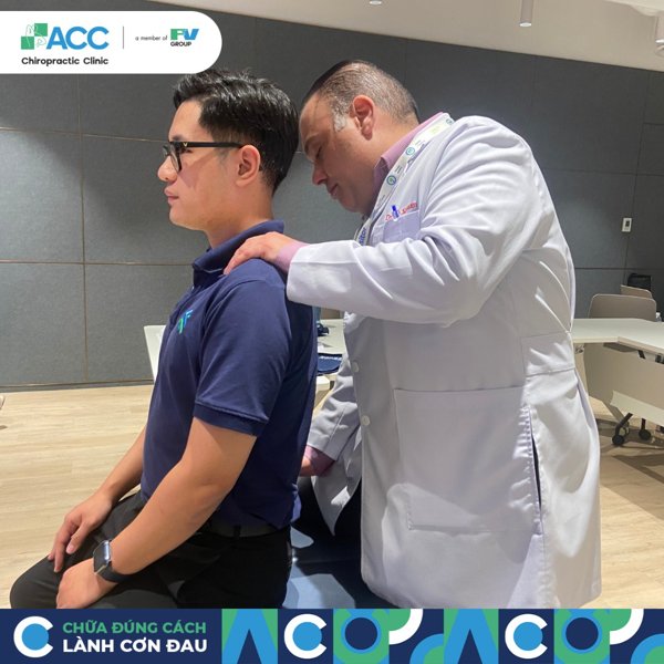 bị đau sau lưng bên phải dưới bả vai khó thở