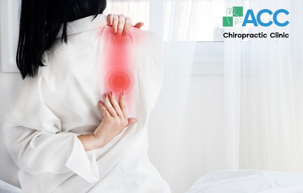 bị đau sau lưng bên phải dưới bả vai