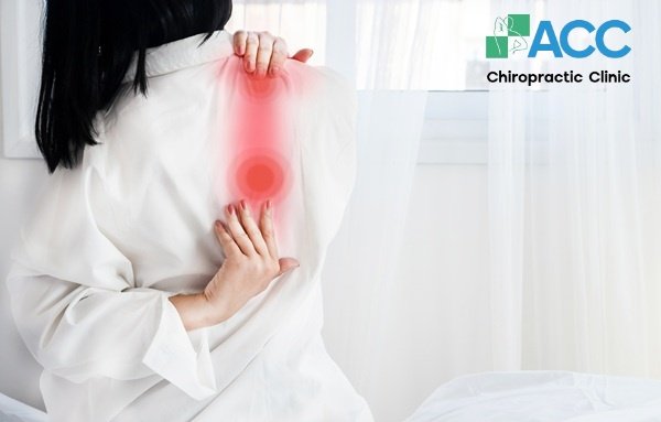 bị đau sau lưng bên trái dưới bả vai