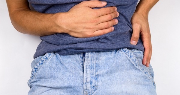 đau sau lưng bên trái dưới bả vai