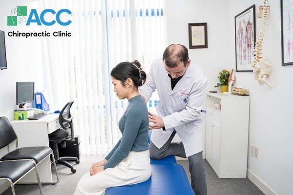 đau sau lưng dưới bả vai phải là bệnh gì