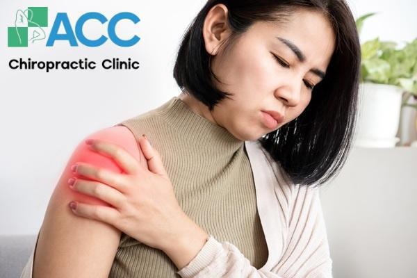 khớp vai kêu lục cục và đau