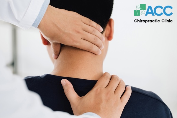 tự bấm huyệt chữa đau vai gáy