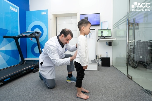 kiểm tra vẹo cột sống do bàn chân bẹt tại acc