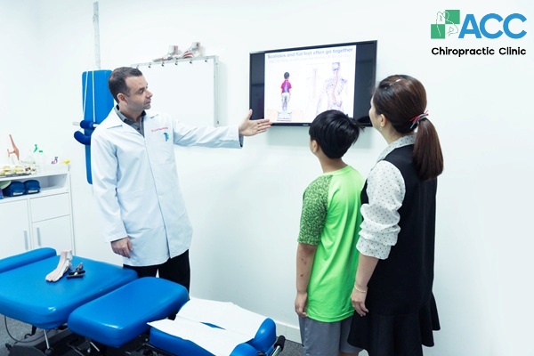 kiểm tra cong vẹo cột sống tuổi học đường