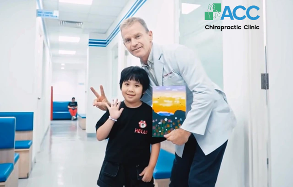 điều trị bàn chân bẹt cho bé Phương