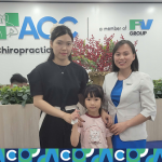 bé khả tú và mẹ điều trị bàn chân bẹt tại acc