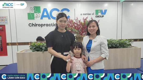 bé khả tú và mẹ điều trị bàn chân bẹt tại acc