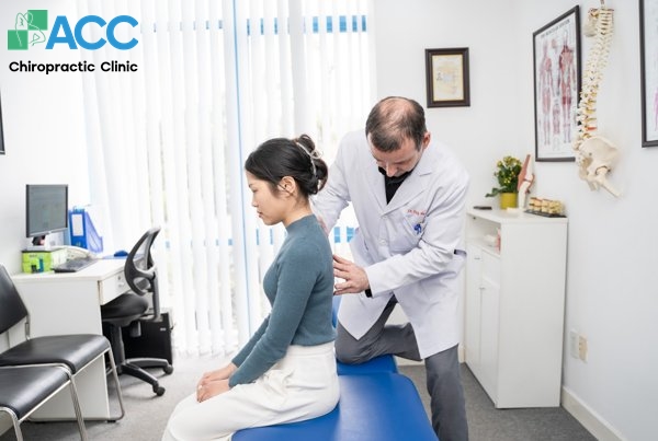 bị đau lưng khi cúi xuống