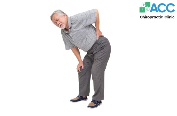 cúi xuống bị trẹo lưng