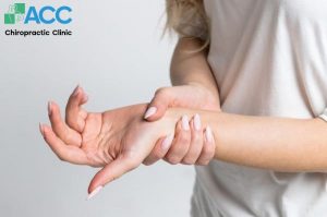 đau khi gập ngón tay