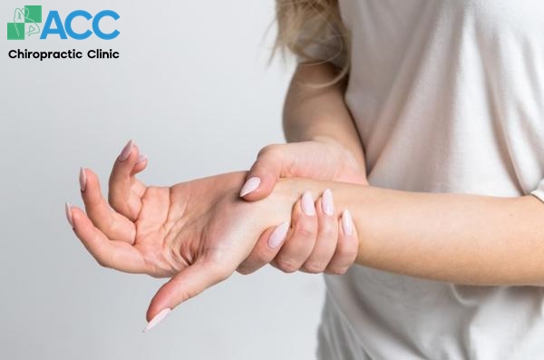 đau khi gập ngón tay