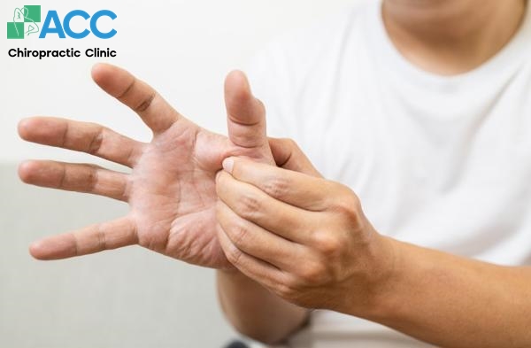 gập ngón tay bị đau