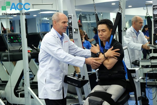 xoa bóp điều trị thoát vị đĩa đệm