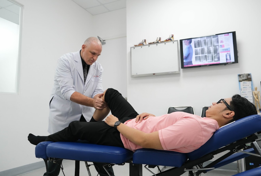 bị nhức đầu gối có thể trị bằng phương pháp Chiropractic