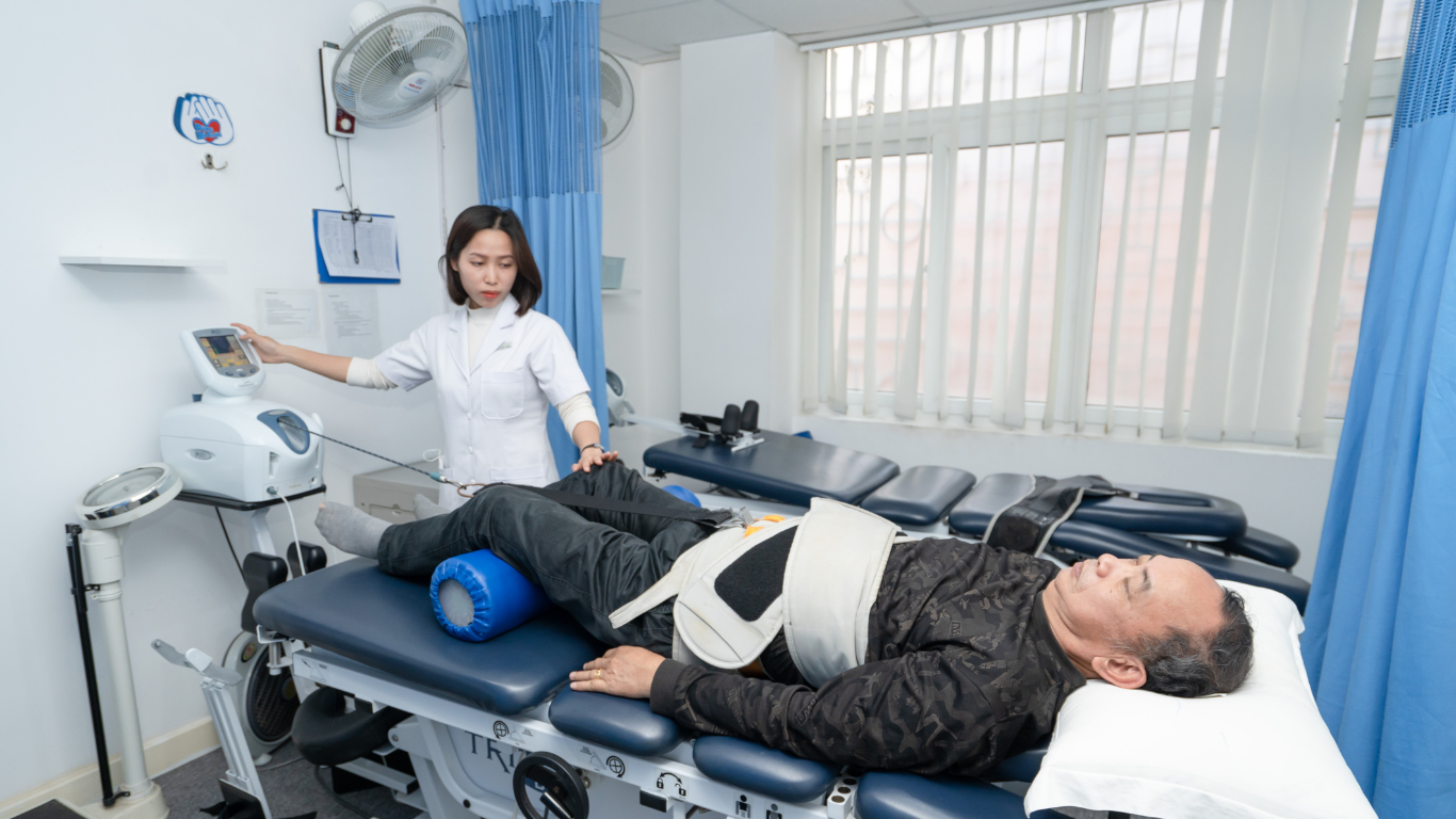 Máy kéo giãn cột sống lưng hỗ trợ cho quá trình điều trị
