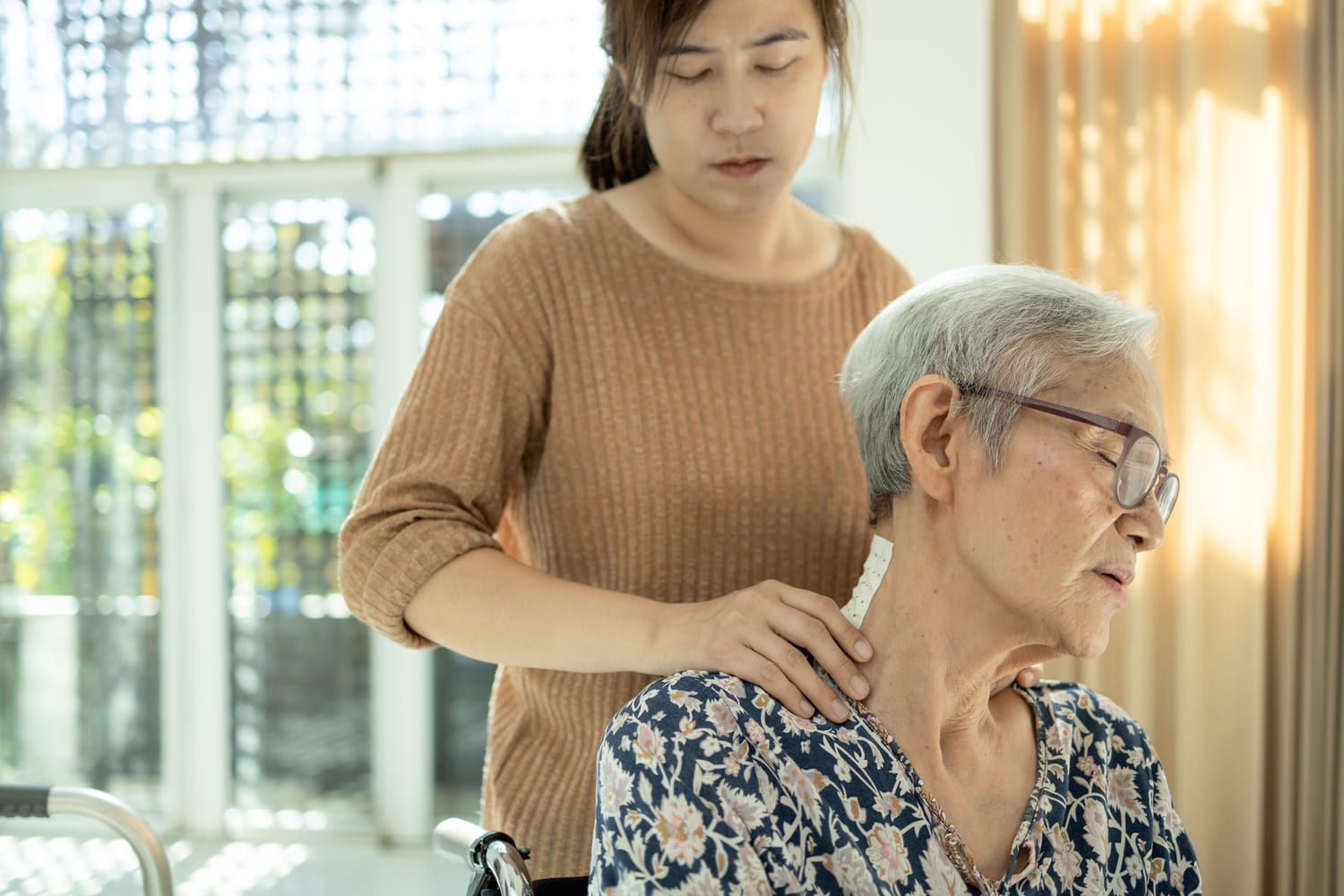 nguyên nhân gây thoái hóa đốt sống cổ có thể là do tuổi tác