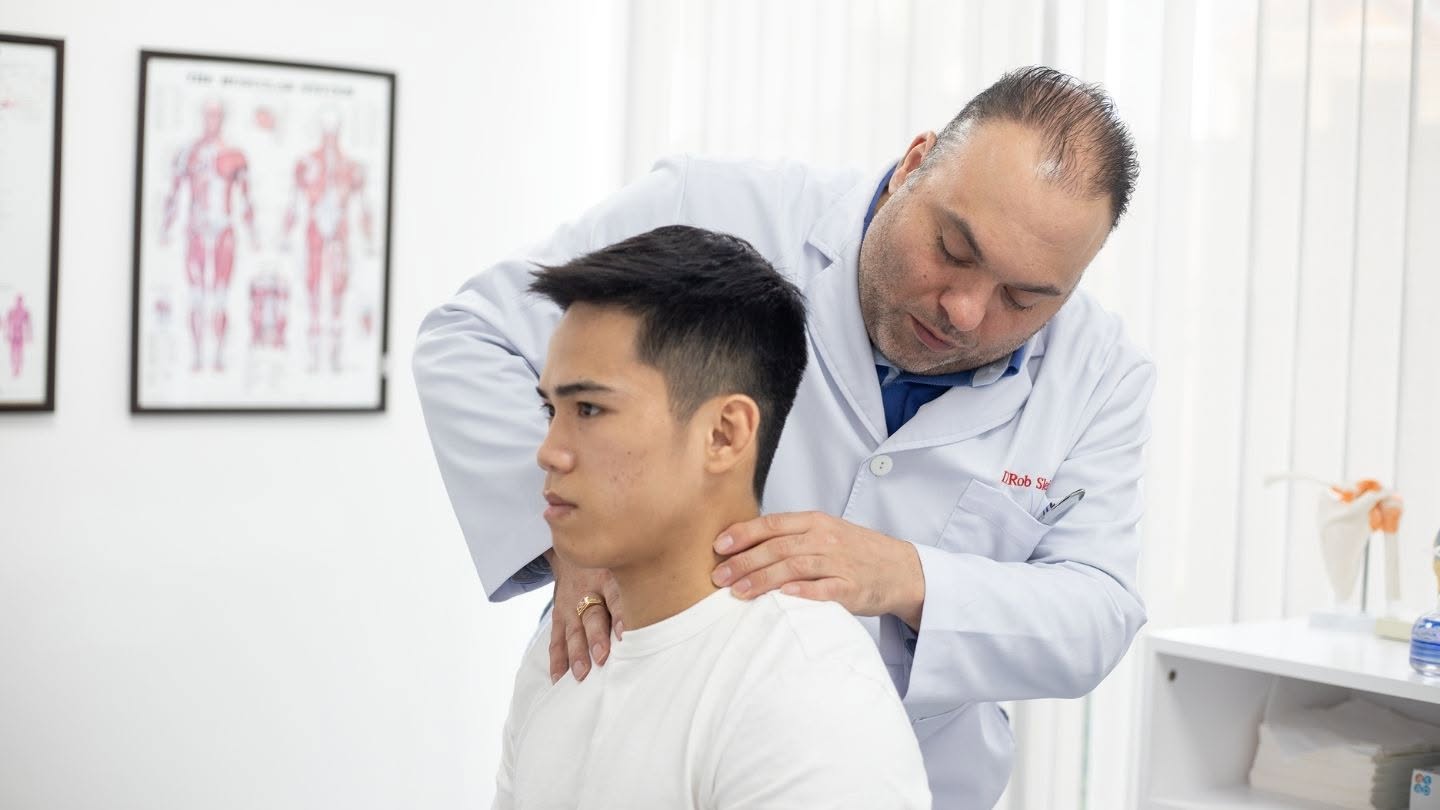 khi bị hẹp đốt sống cổ, thoái hóa đốt sống cổ nên đi khám sớm