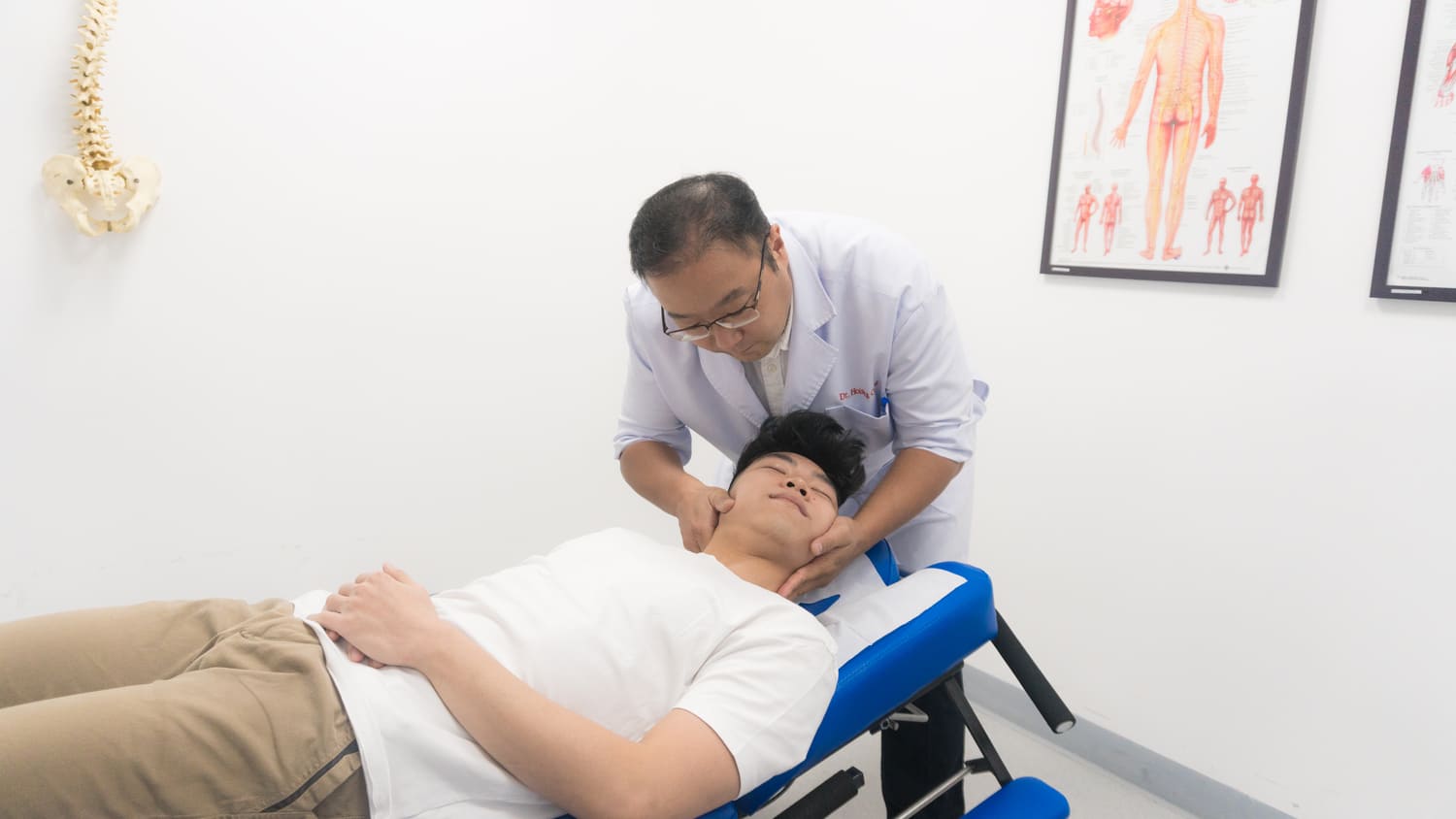 Bác sĩ ACC đang điều trị cho bệnh nhân thoái hóa cột sống cổ