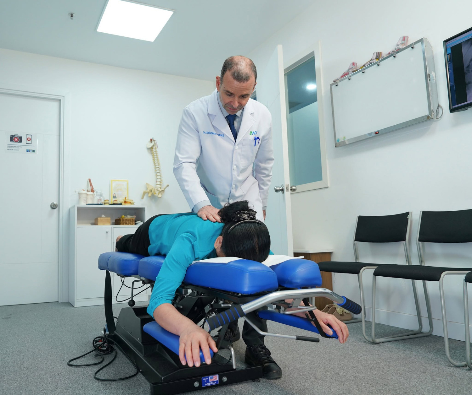 Bác sĩ điều trị cong vẹo sống lưng bằng phương pháp Chiropractic