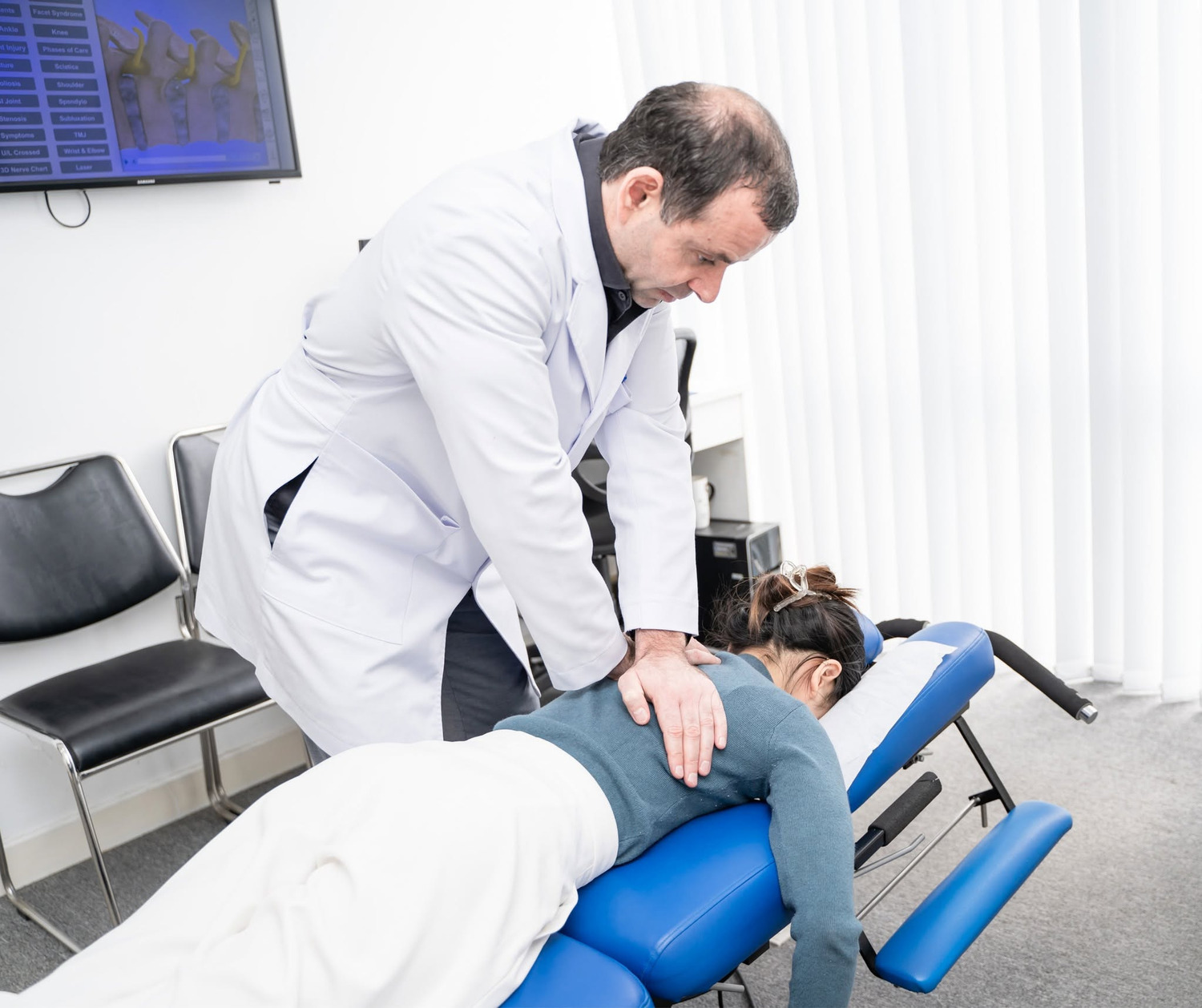 Bác sĩ ACC thực hiện trị liệu Thần kinh Cột sống Chiropractic